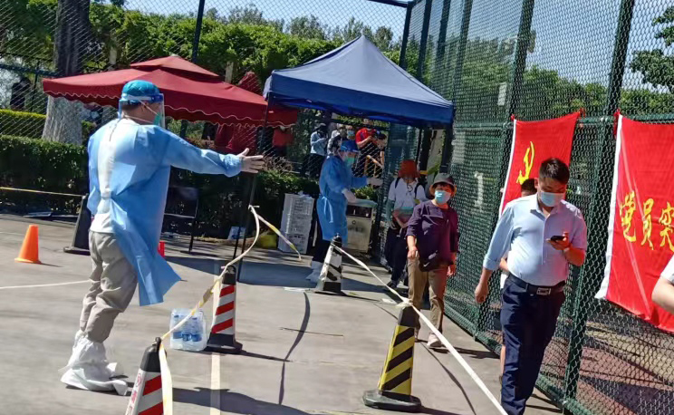 中北公司志愿者在防疫现场维持秩序一